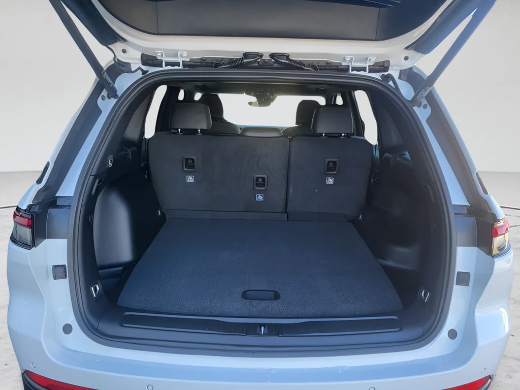 New 2026 White/off-white Jeep Laredo Altitude image 17