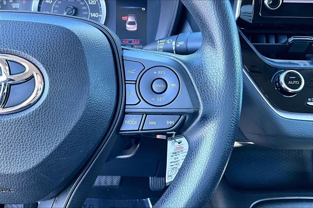 Used 2020 White Toyota LE image 14
