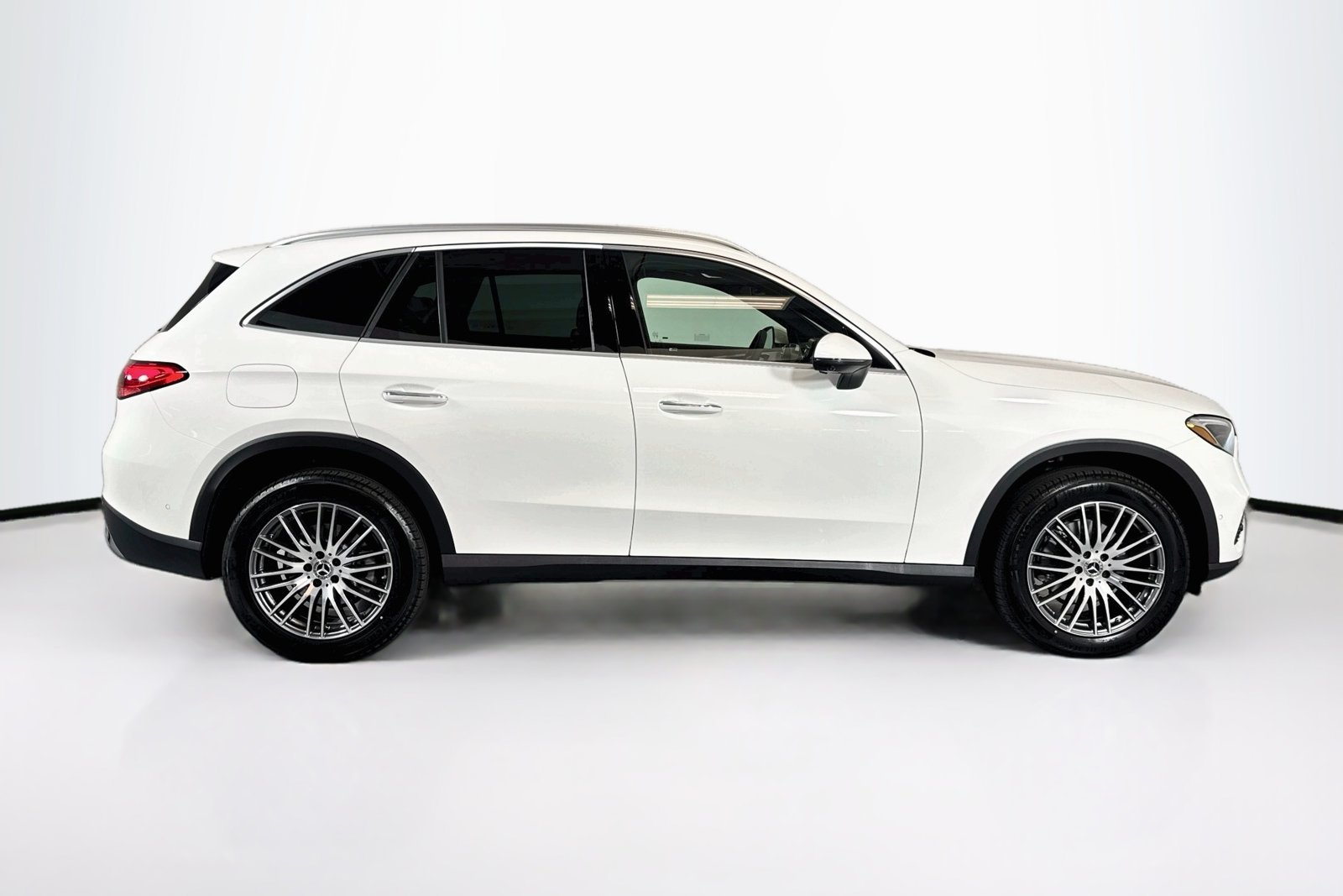 New 2026 Polar White Mercedes-Benz GLC 300 image 4