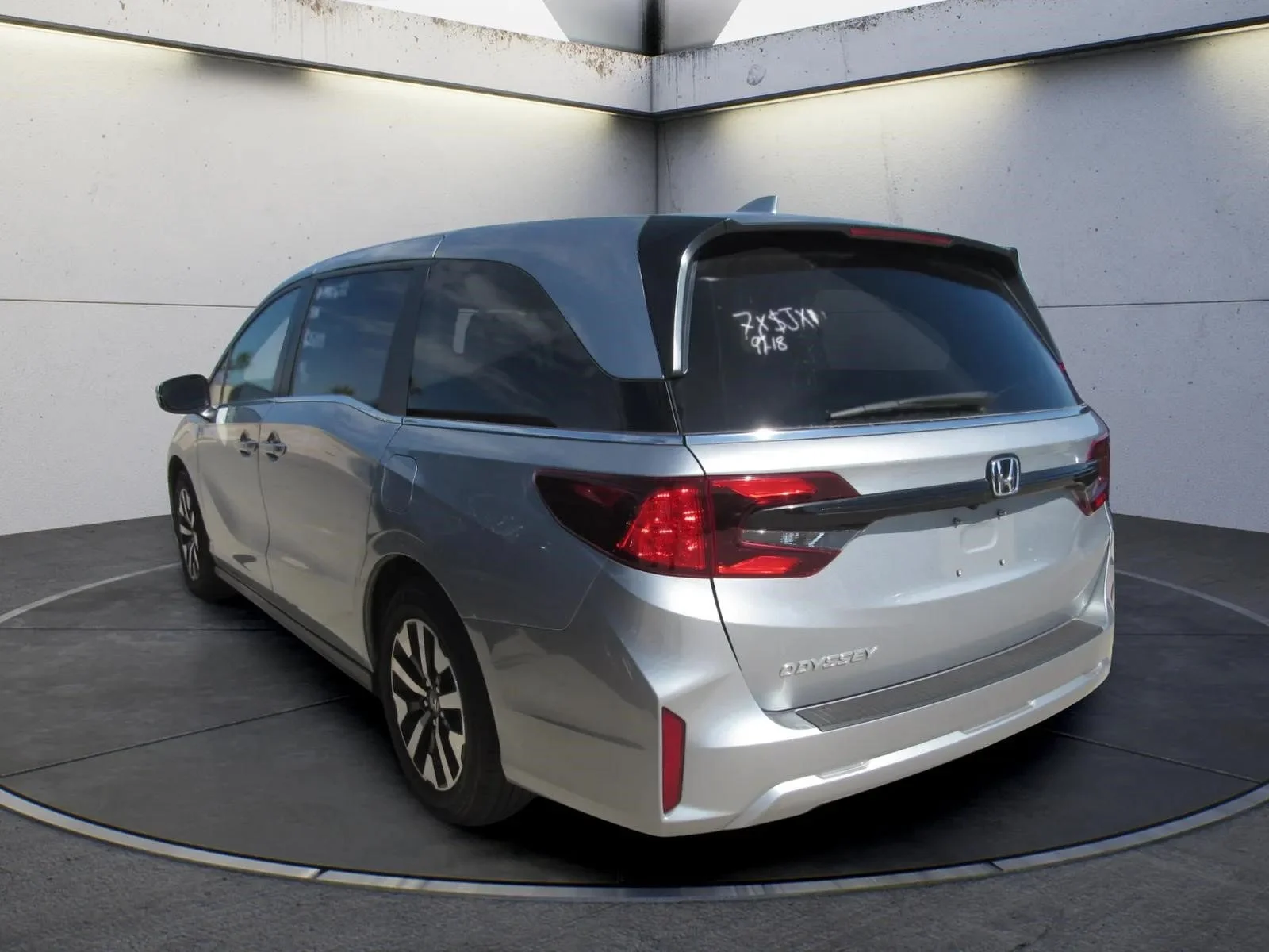 Certified Used 2025 Solar Silver Metallic Honda EX-L image 11
