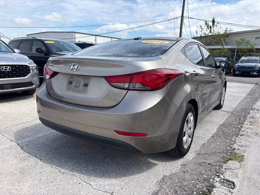 Used 2016 Brown Hyundai SE image 3