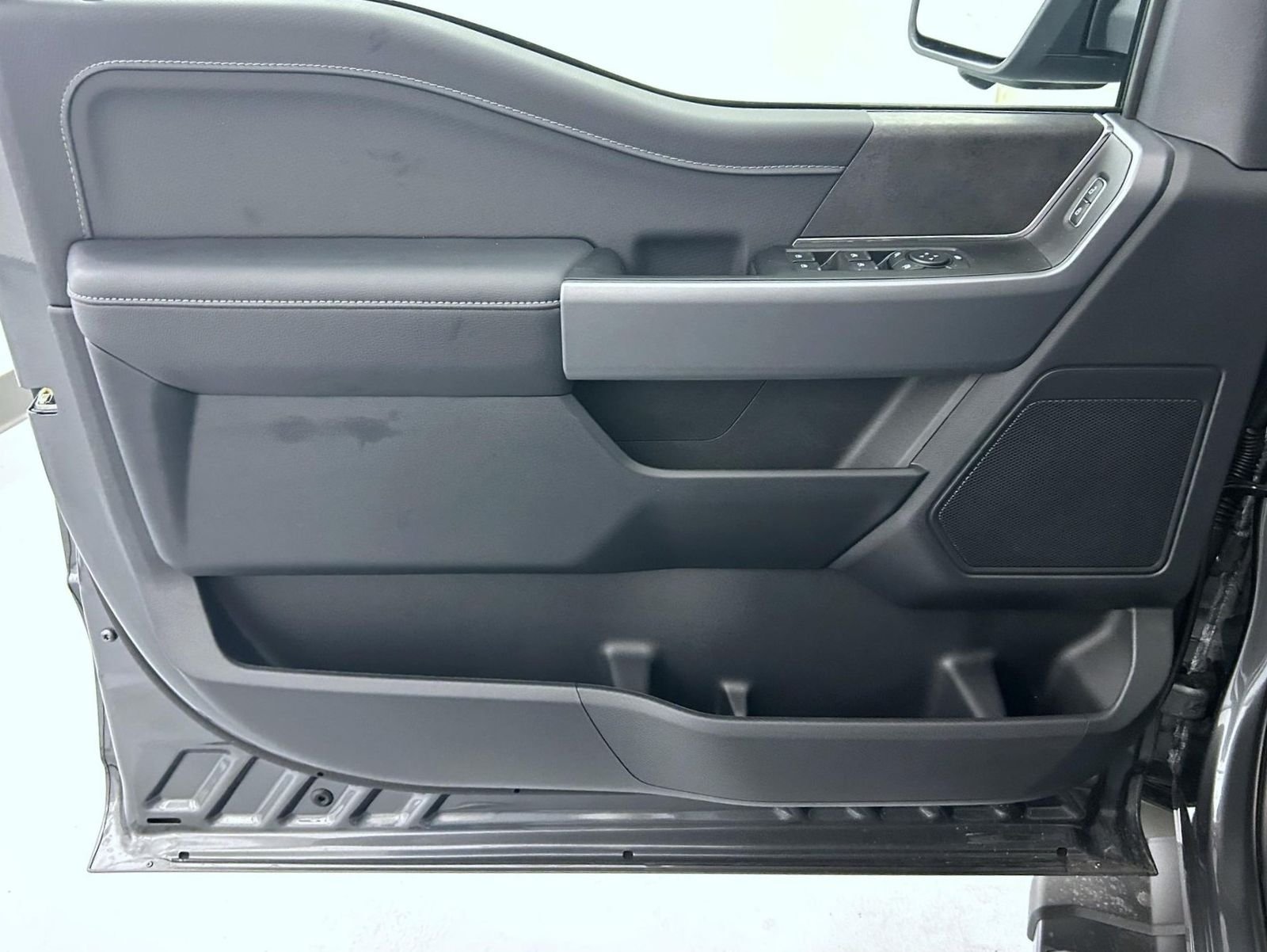 New 2026 Carbonized Gray Metallic Ford XLT image 9