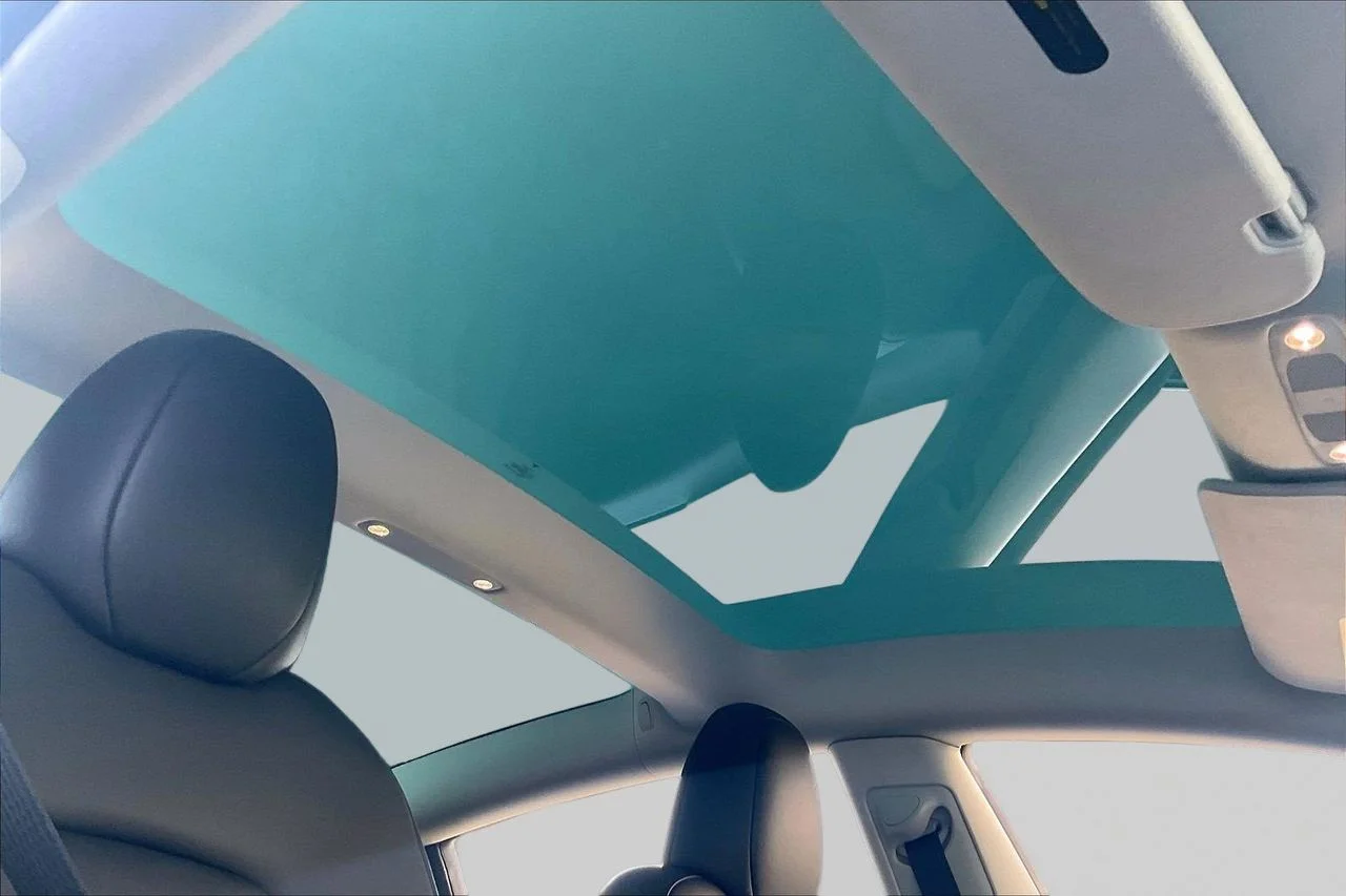 Used 2023  Tesla Base image 17