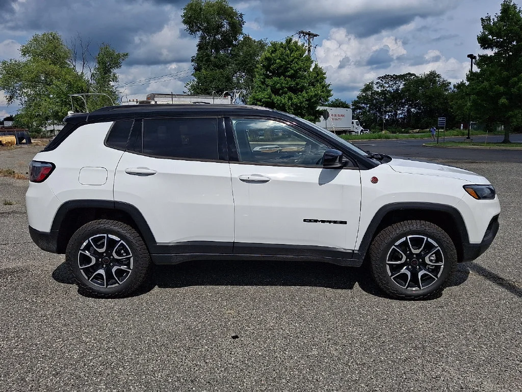 New 2026 Bright White Clear-Coat Exterior Paint Jeep Trailhawk image 9
