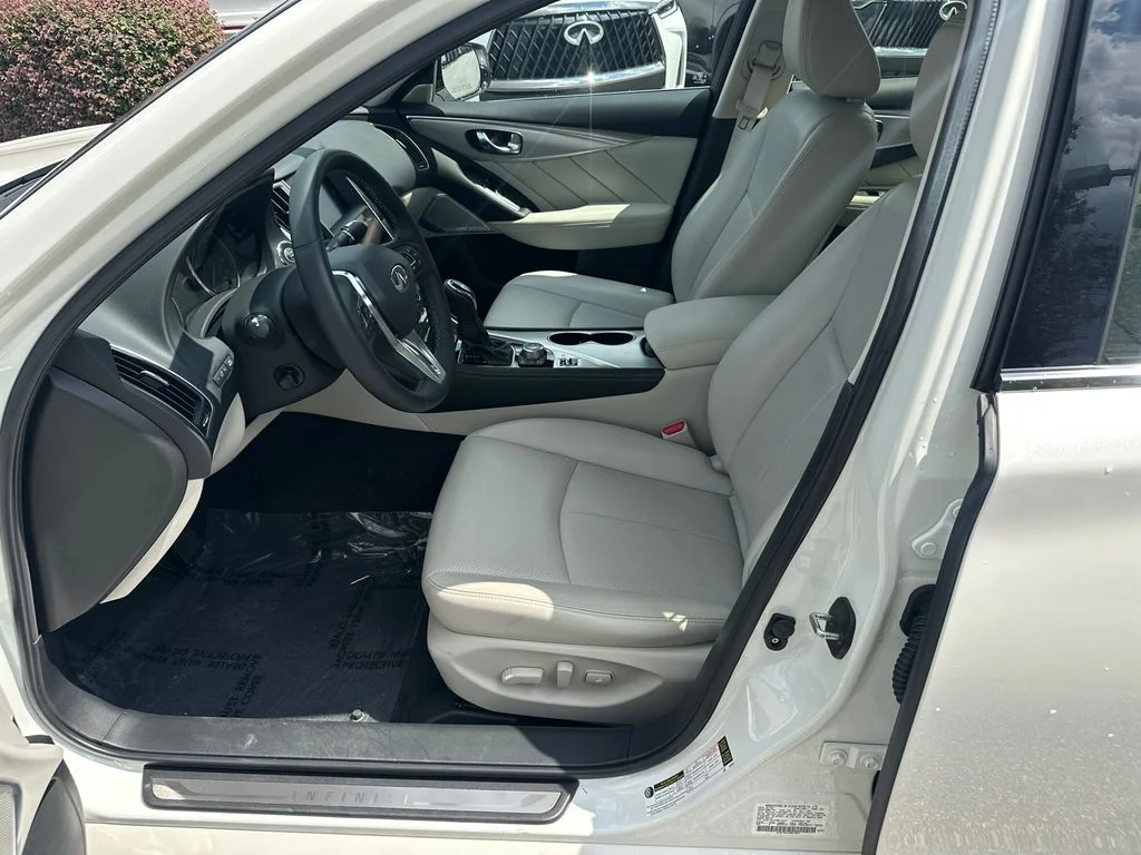 Used 2023 White INFINITI LUXE image 9