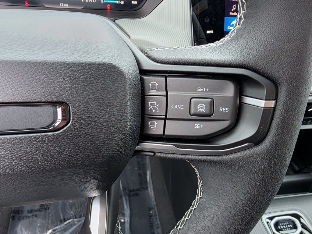 New 2026 Diamond Black Crystal Pearl-Coat Exterior Paint Jeep Laredo image 18