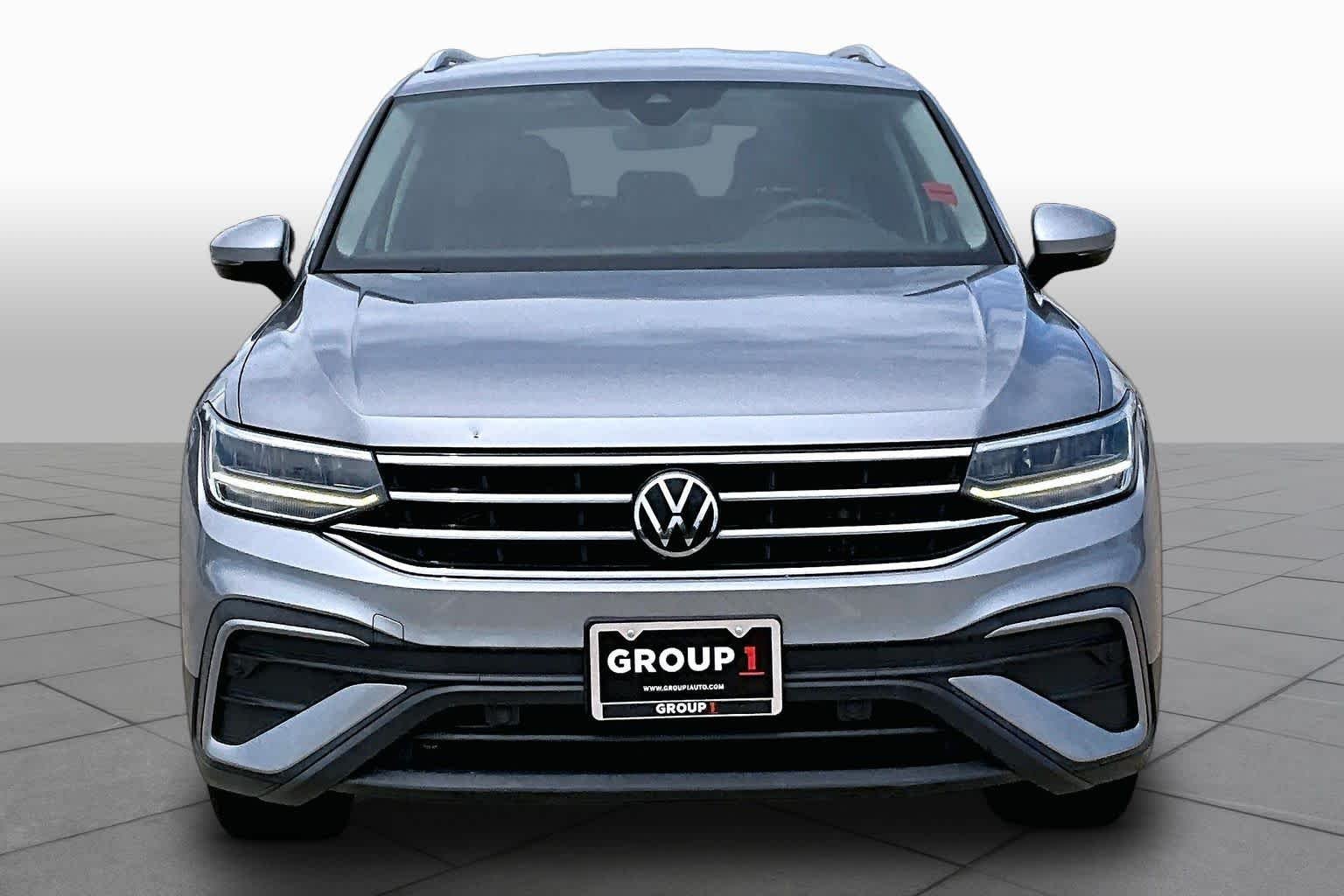 Used 2022 Pyrite Silver Metallic Volkswagen SE image 4