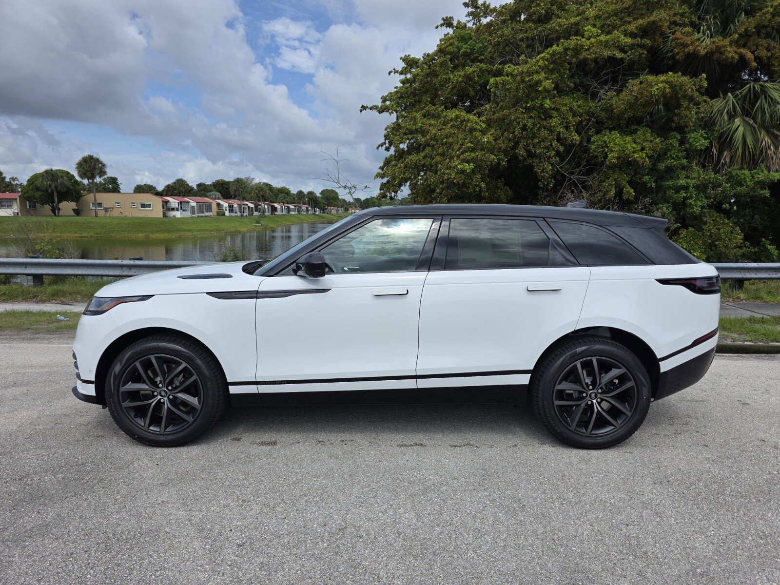 Used 2026 Fuji White Land Rover P250 Belgravia Edition image 7