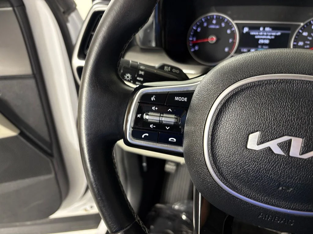 Used 2022 White Kia S image 21