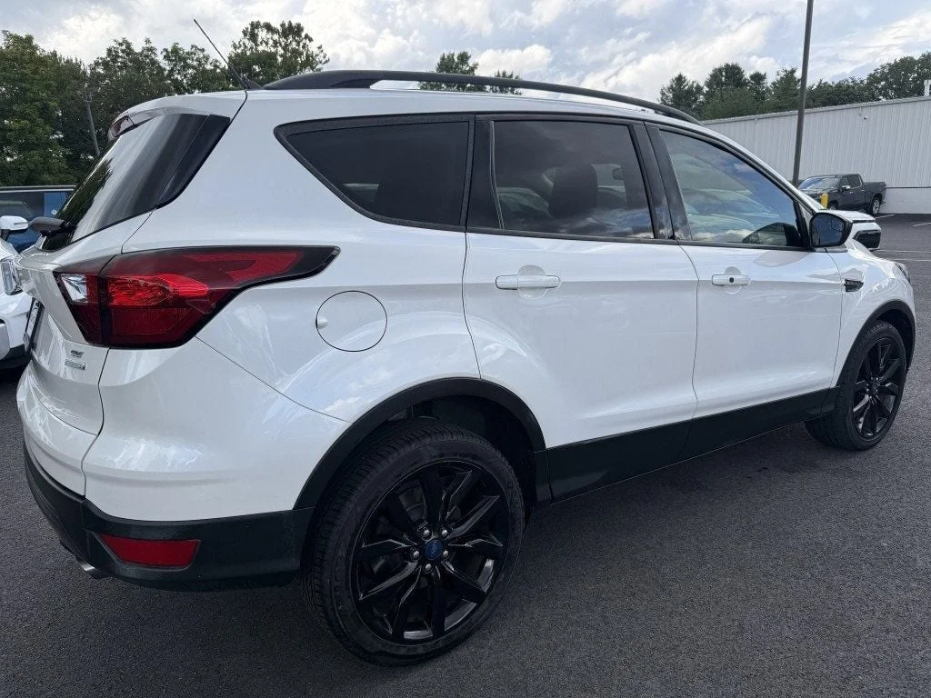 Used 2019 White Platinum Metallic Tri-Coat Ford SE FWD image 4