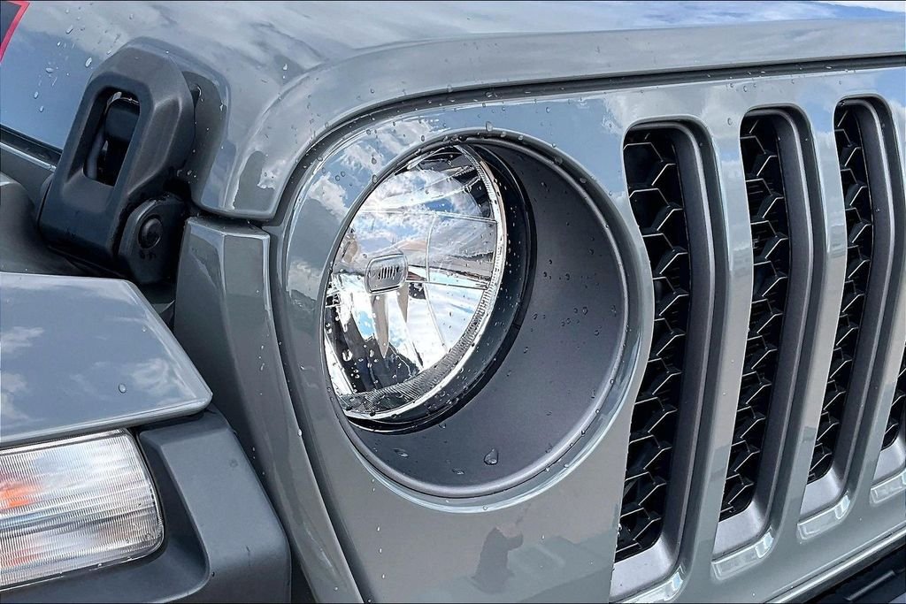 Used 2022 Gray Jeep Rubicon image 31