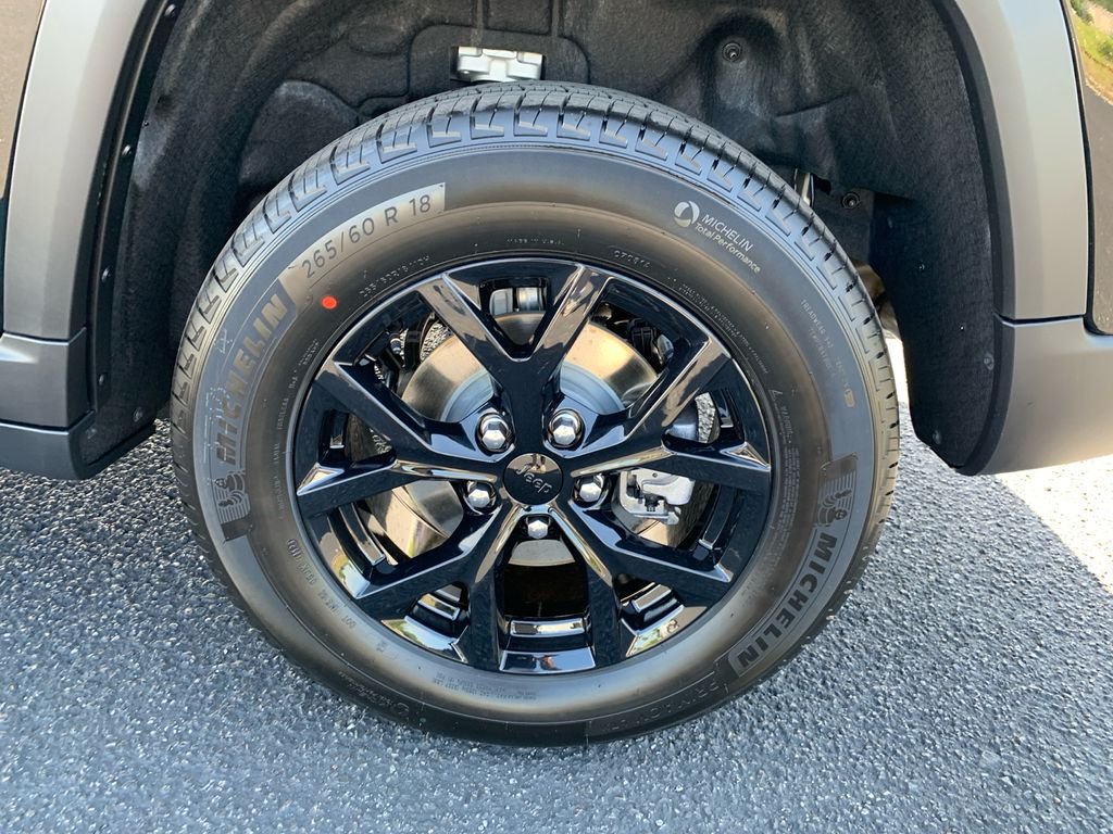 New 2026 Diamond Black Crystal Pearl-Coat Exterior Paint Jeep Laredo Altitude image 10