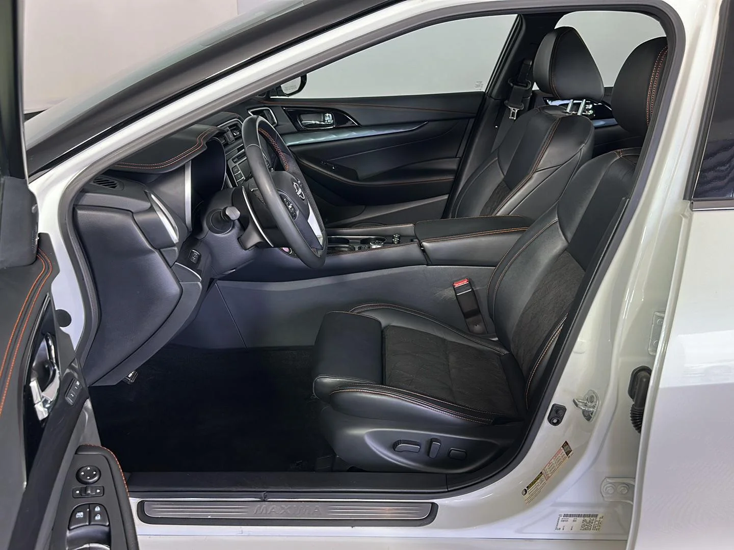 Used 2023 Pearl White Tricoat Nissan SR image 12