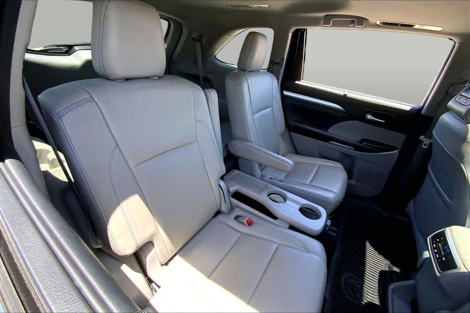 Used 2018 Celestial Silver Metallic Toyota XLE image 20