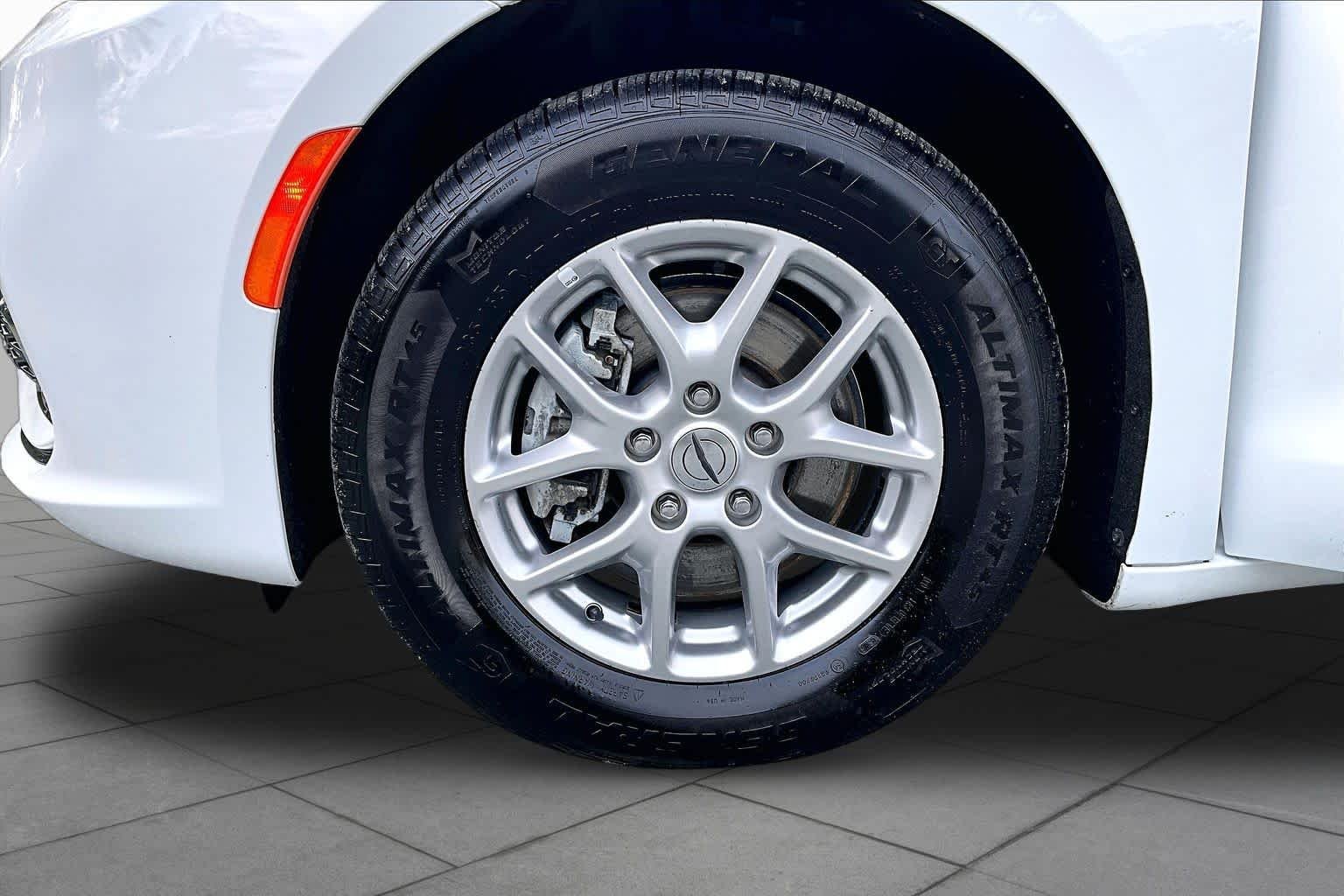 Used 2025 Bright White Clearcoat Chrysler Select image 11