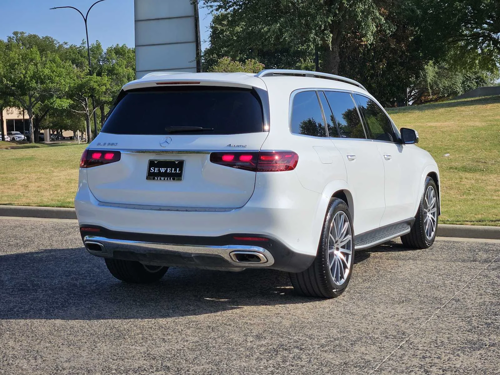 Used 2026 MANUFAKTUR Moonlight White Metallic Mercedes-Benz GLS 580 image 4