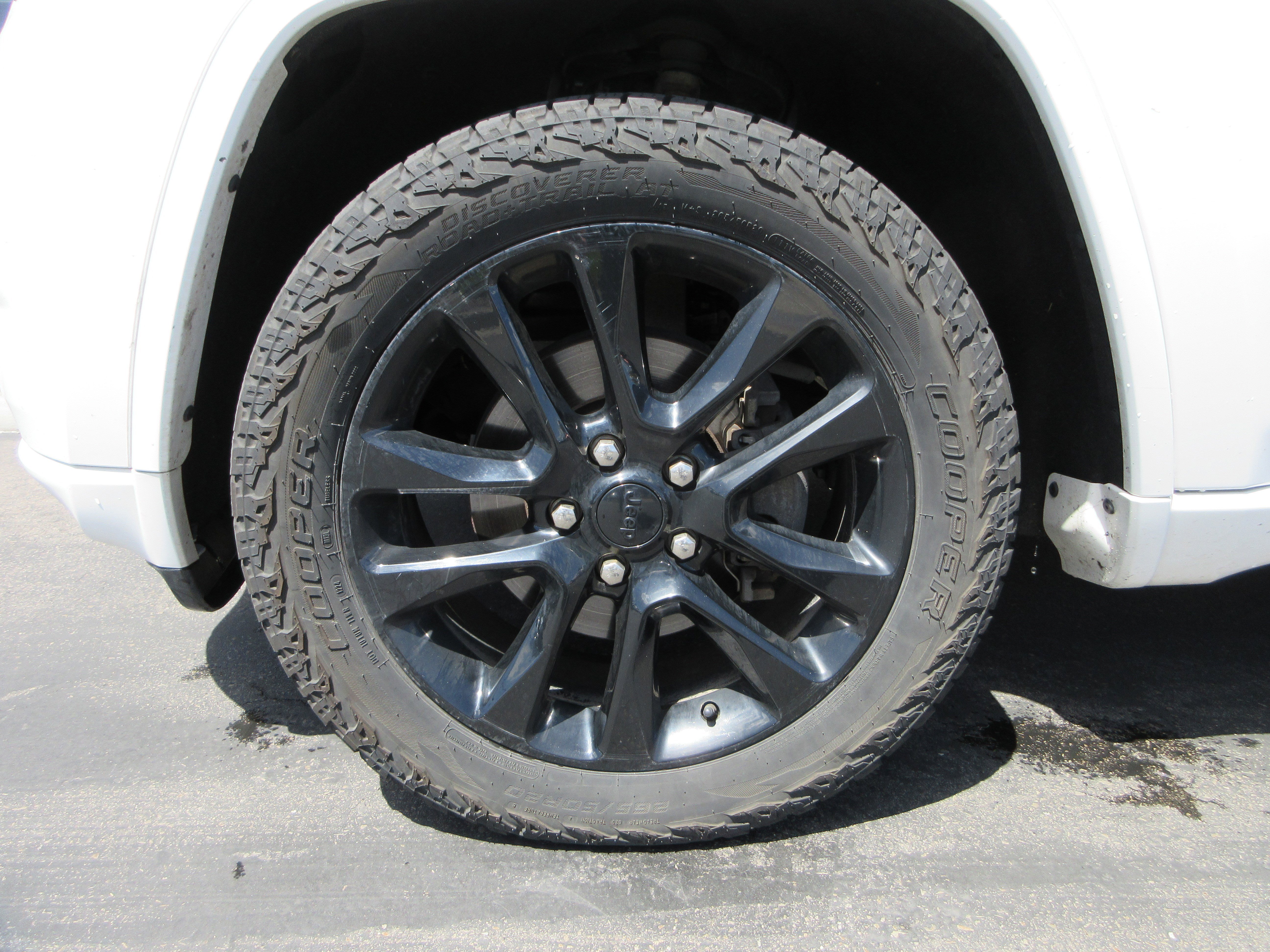 Used 2017 Bright White Clearcoat Jeep Altitude image 18