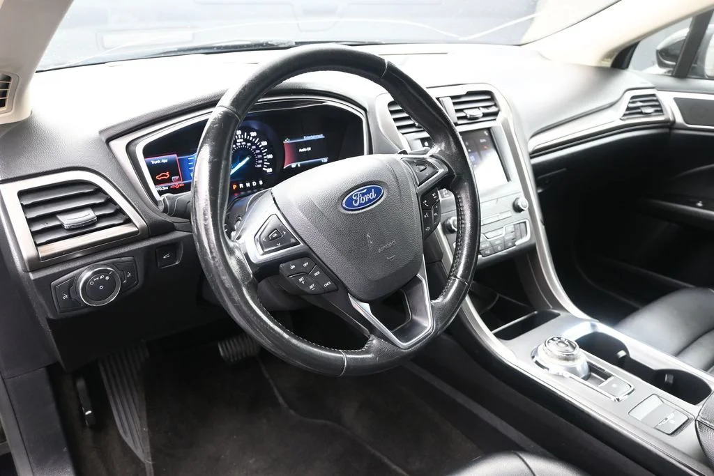 Used 2019 Black Ford SEL image 20