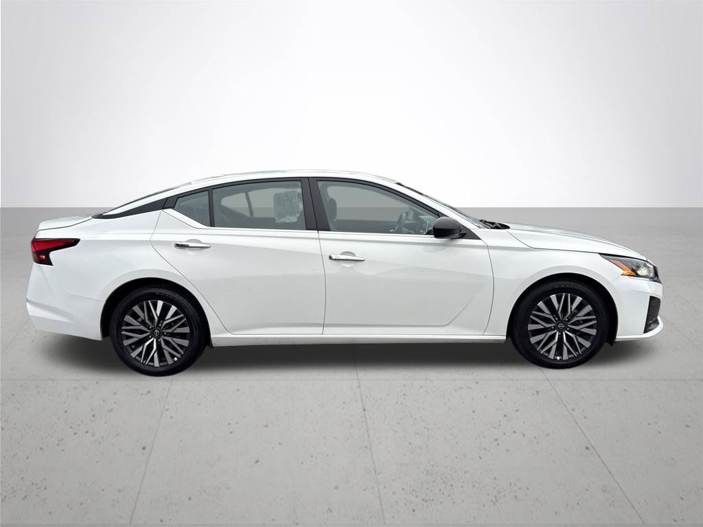 Used 2025 Glacier White Nissan 2.5 SV image 5