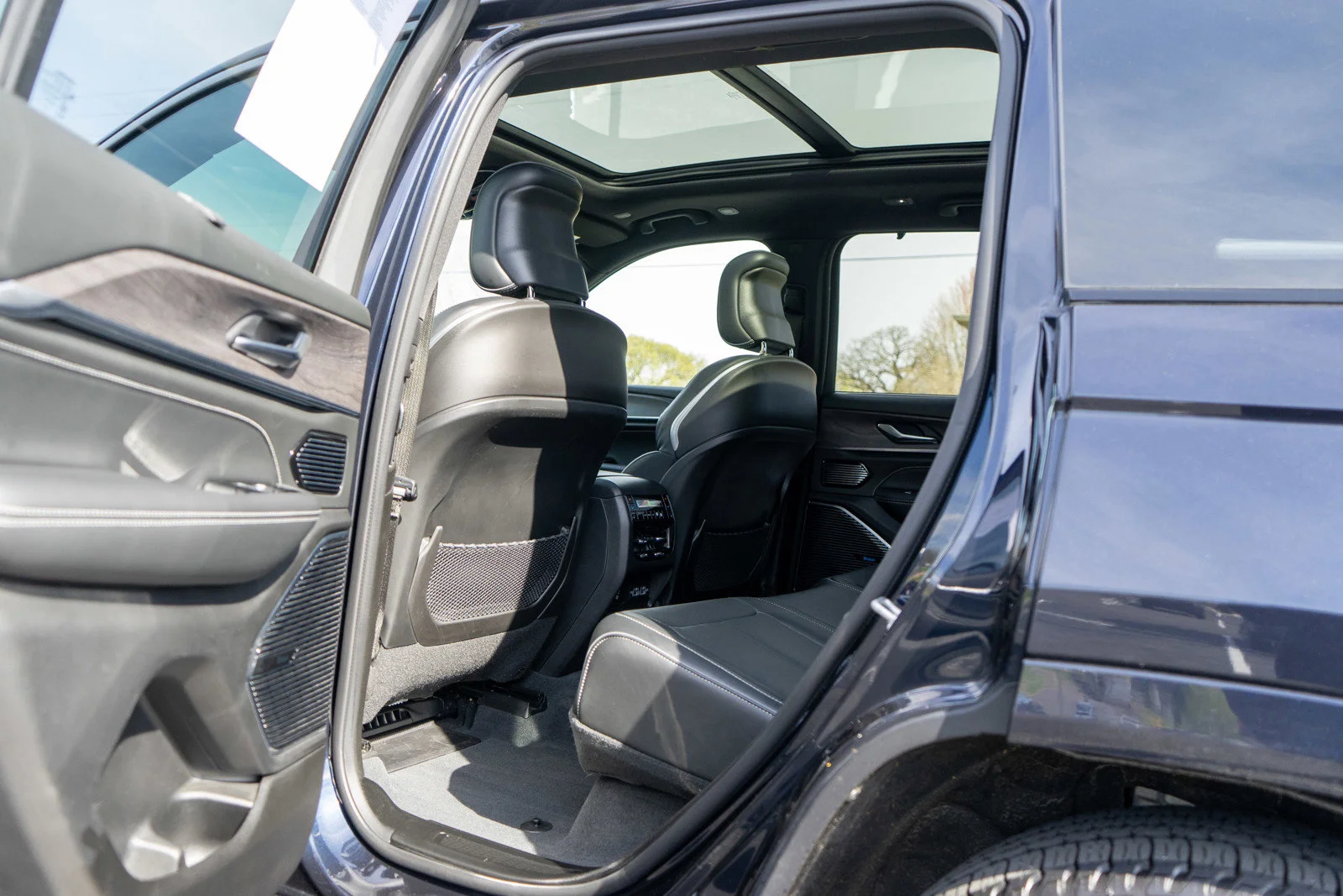 Used 2023 Midnight Sky Jeep Overland image 31