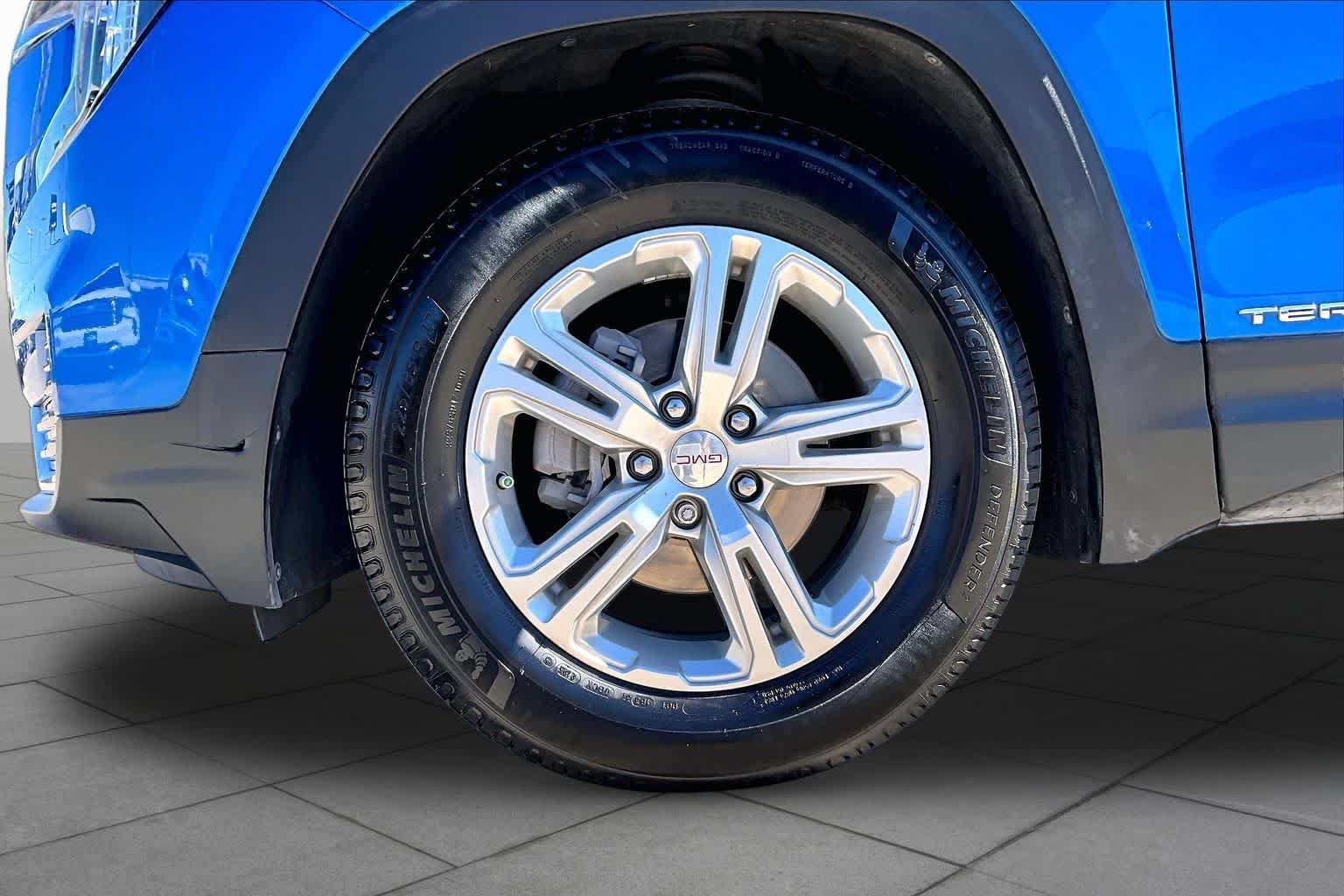 Used 2024 Riptide Metallic GMC SLE image 11