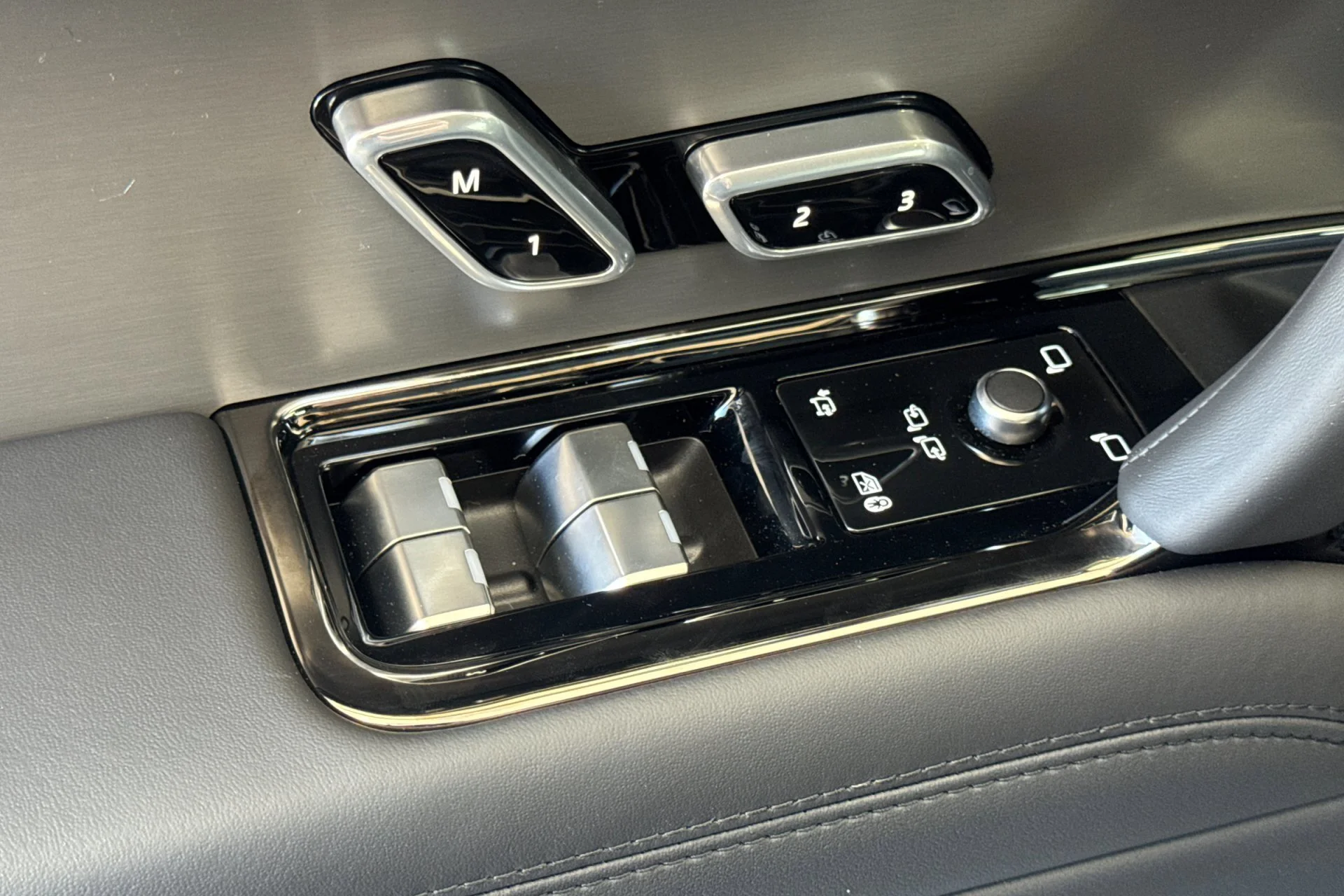 New 2026 SANTORINI BLACK Land Rover SE image 15