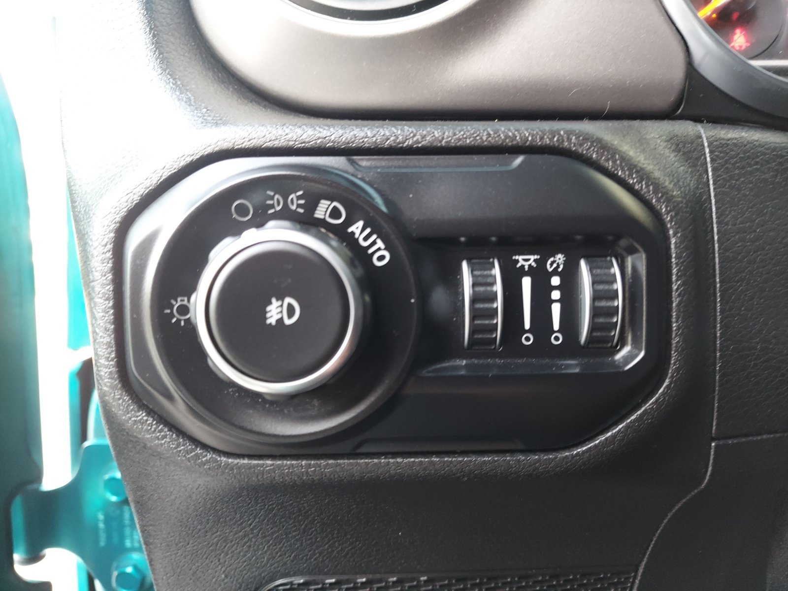Used 2020 Bikini Pearlcoat Jeep Sport S image 26