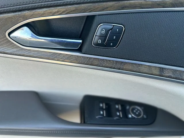 Used 2016 White Lincoln Reserve image 14