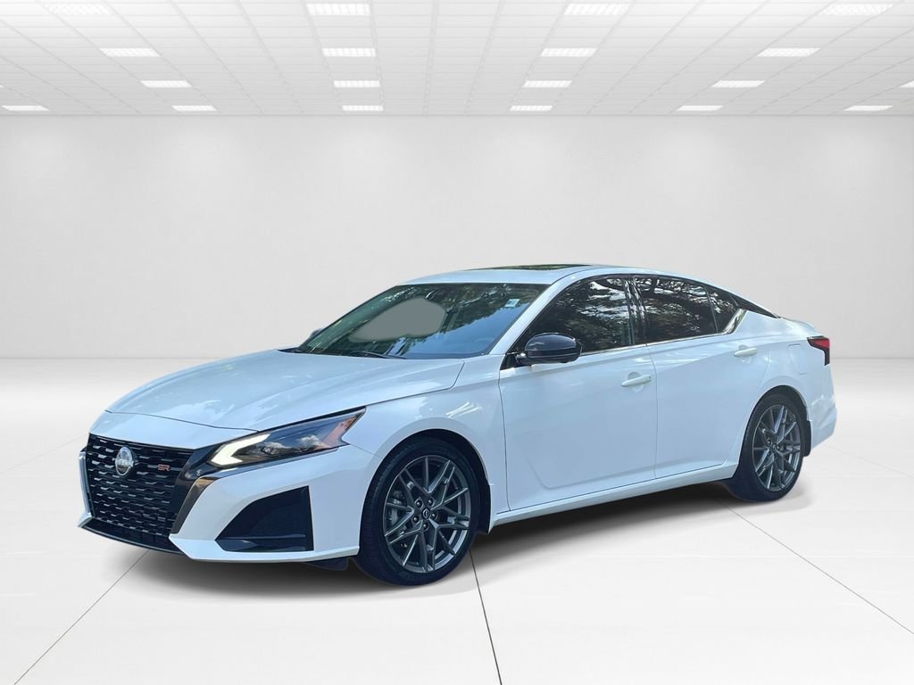 Used 2023 White Nissan 2.0 SR image 3