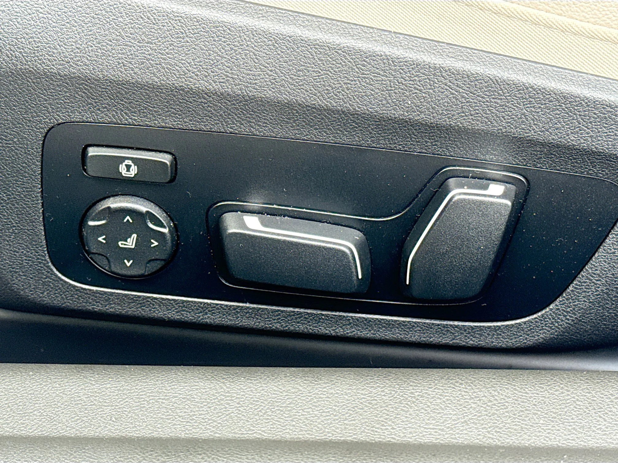 Used 2025 Skyscraper Grey Metallic BMW M240i image 23