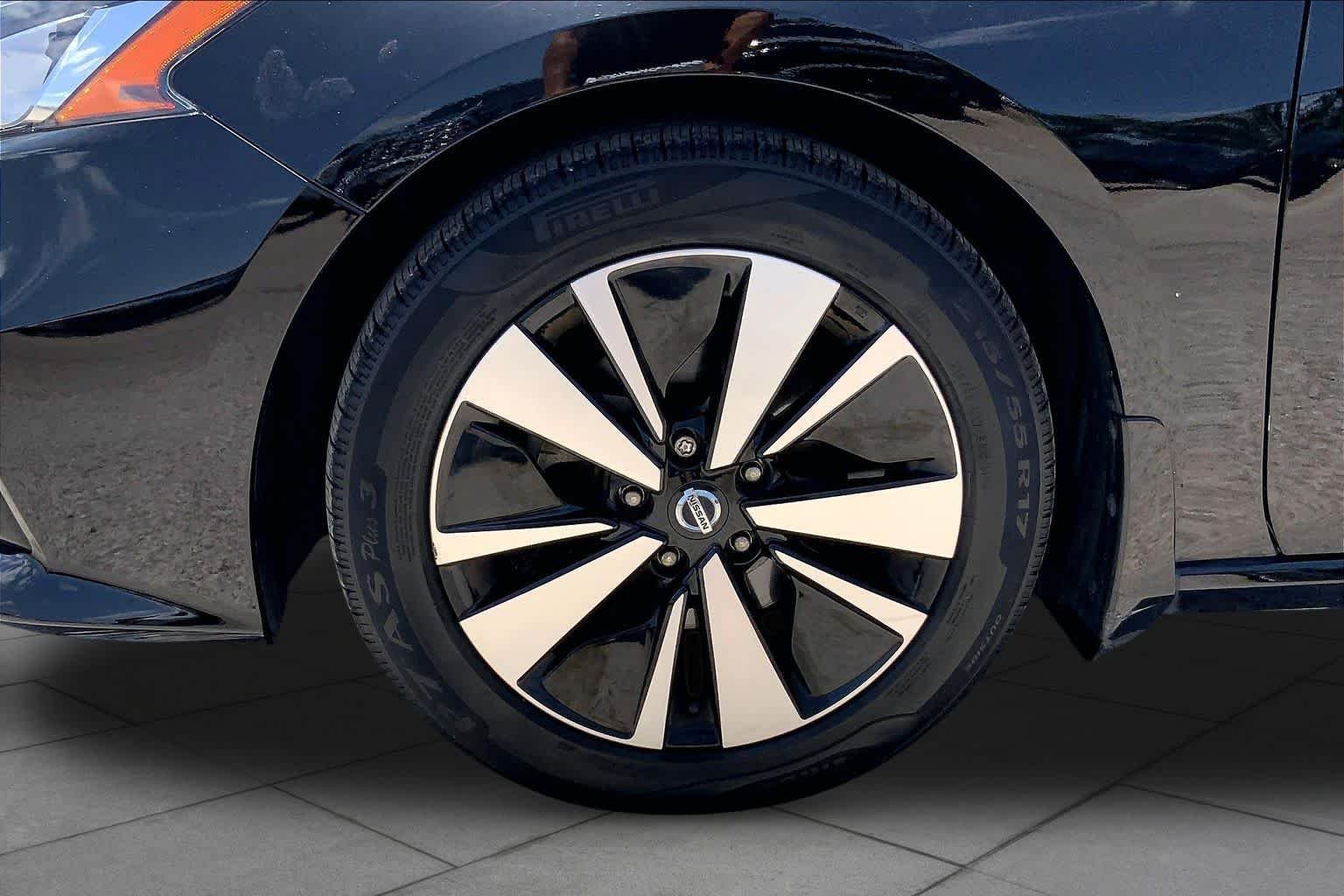 Used 2019 Super Black Nissan 2.5 SV image 11