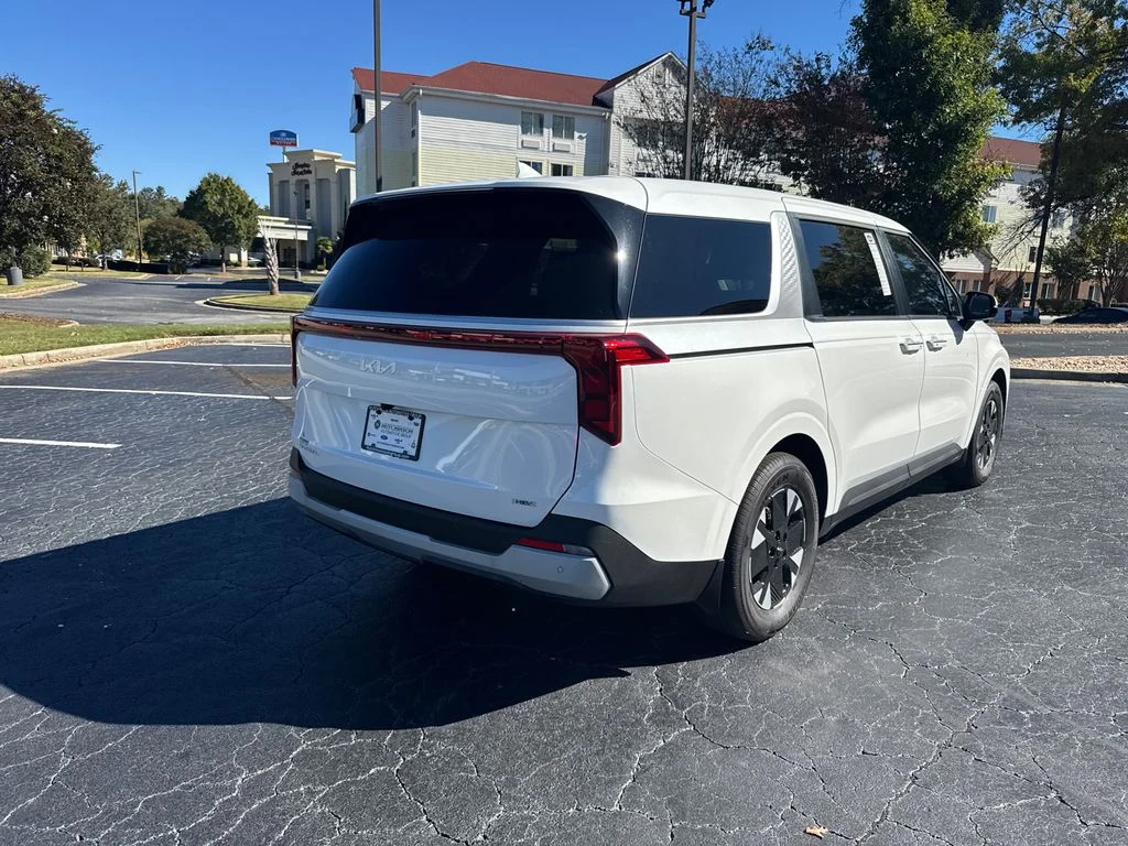New 2025 White Kia LXS image 3