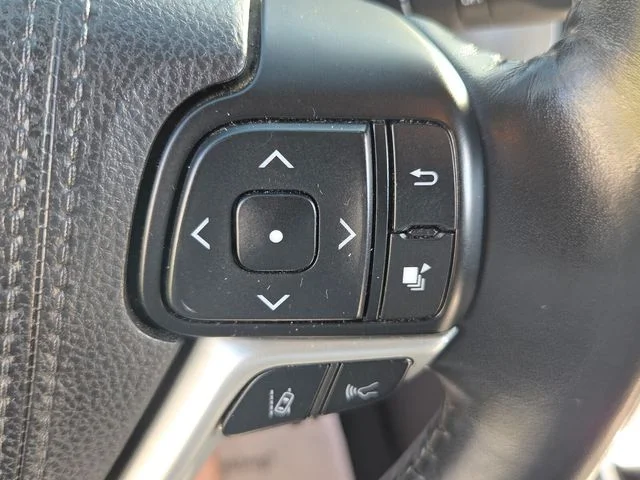 Used 2017 Silver Toyota XLE image 23