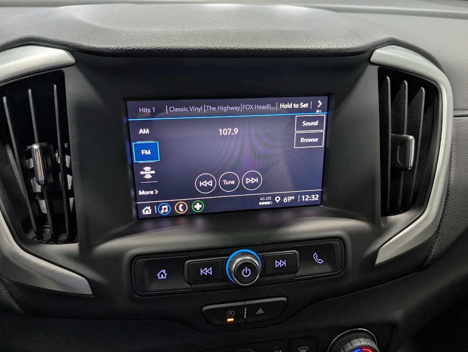 Used 2023 Summit White GMC SLE image 21