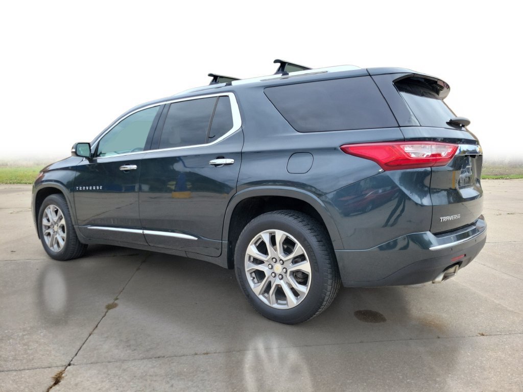 Used 2018 GRAPHITE METALLIC Chevrolet Premier image 3