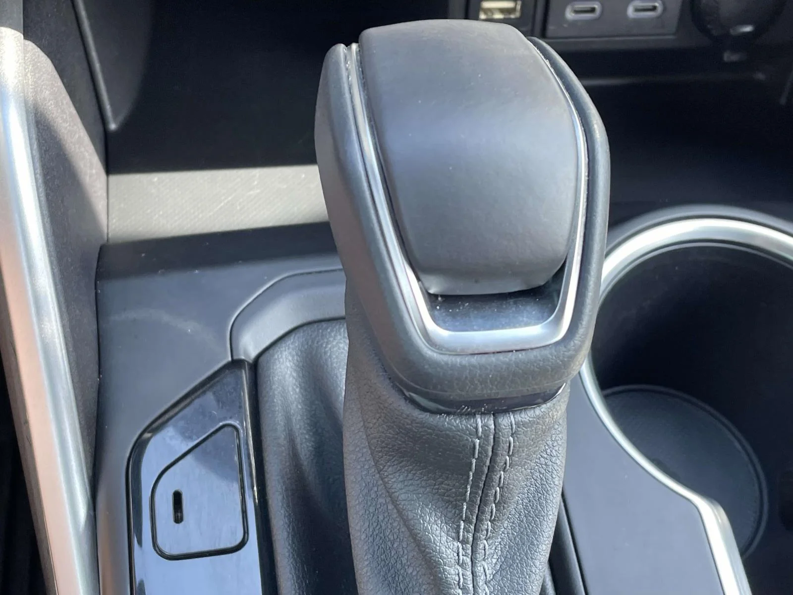 Used 2023 Off-white Toyota LE image 25