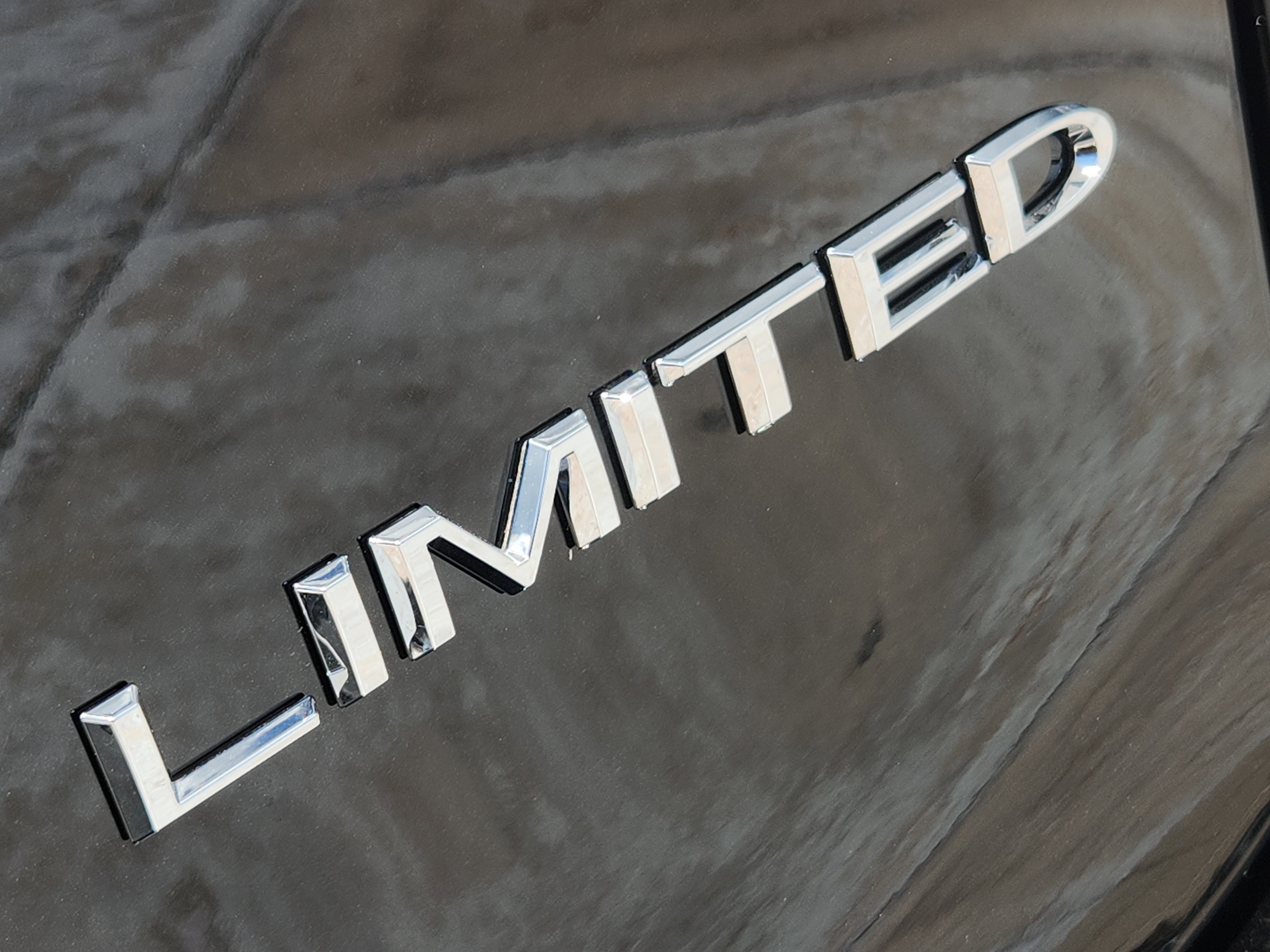New 2027 Diamond Black Crystal Pearl-Coat Exterior Paint Chrysler Limited image 8