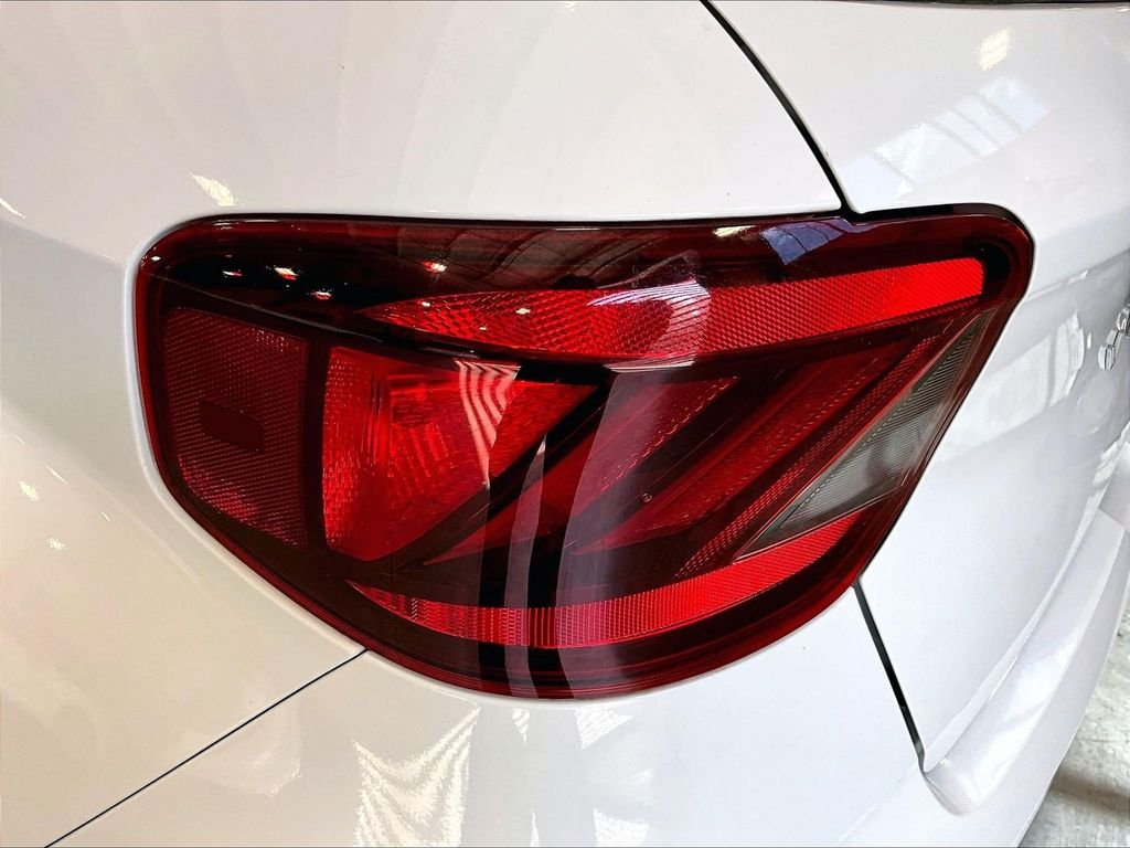 Used 2020 White Hyundai SE image 35