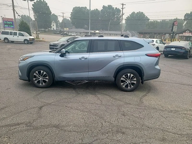 Used 2021  Toyota XLE image 3