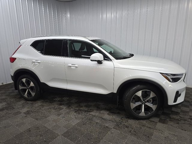 2023 Volvo XC40 B5 Plus Bright Theme