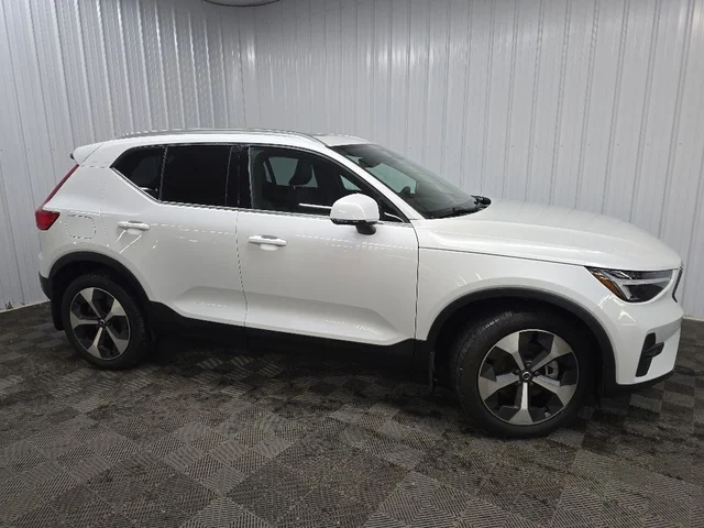2023 Volvo XC40 B5 Plus Bright Theme