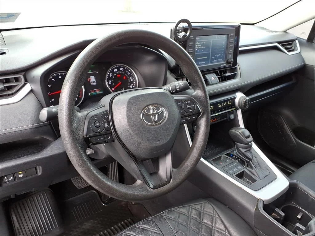 Used 2022 White Toyota XLE image 10
