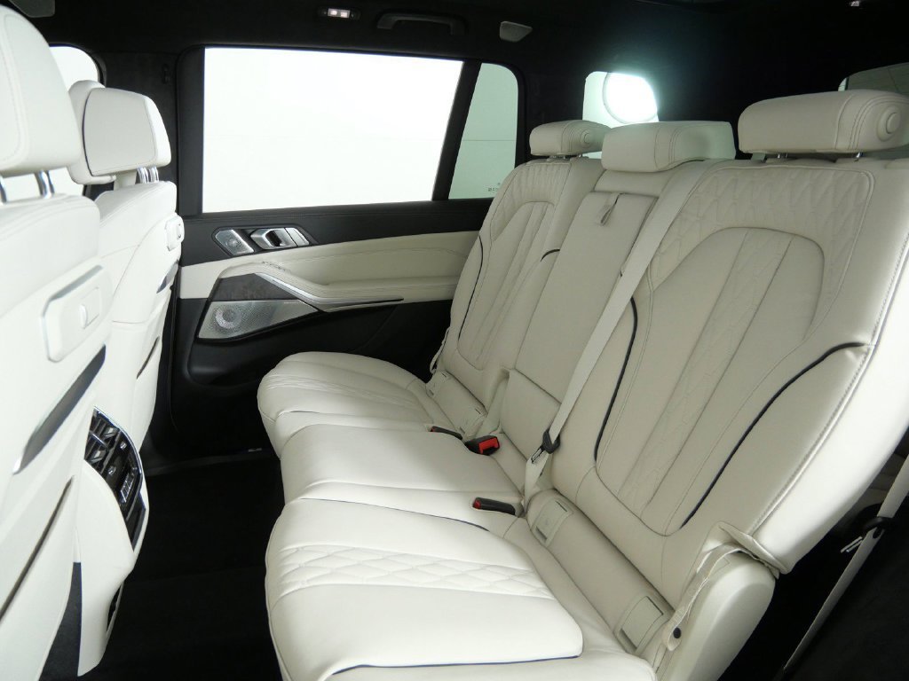 Used 2027 Mineral White Metallic BMW xDrive40i image 37