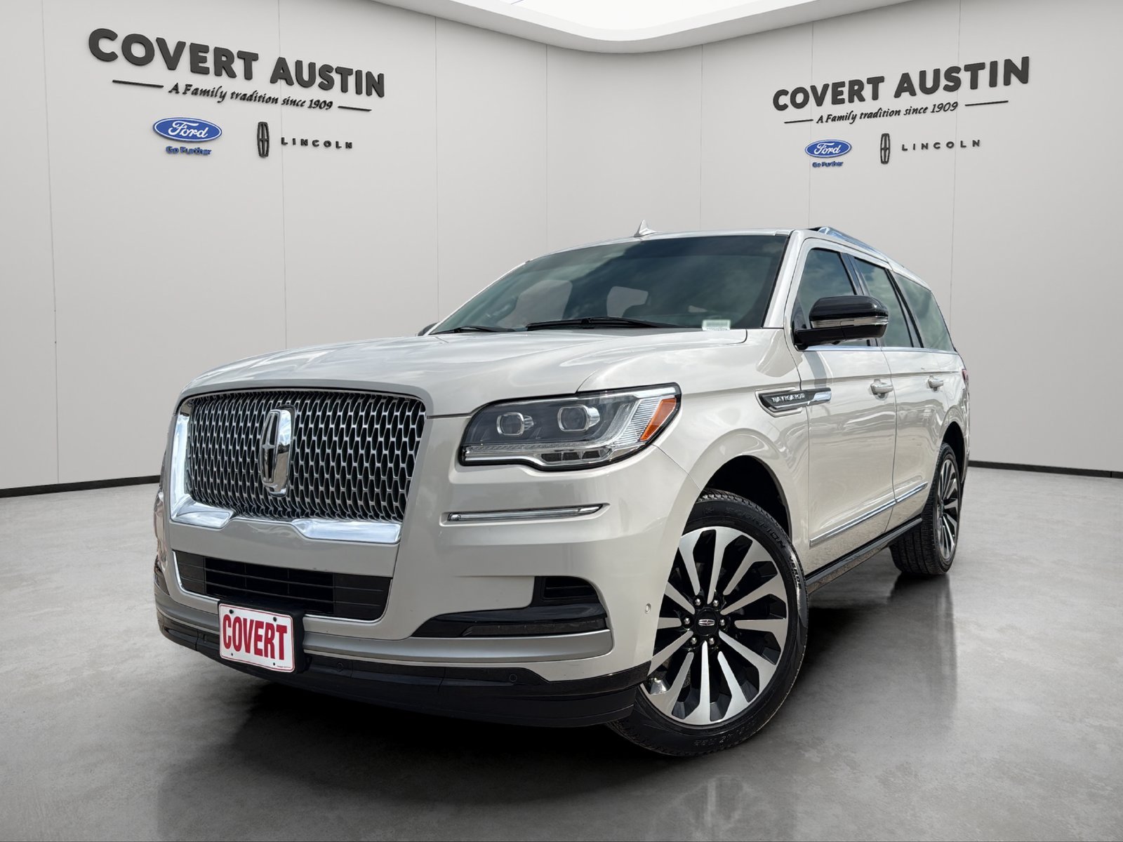 Used 2024 White Lincoln Reserve image 1