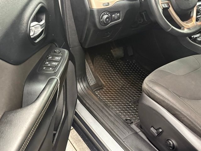 Used 2016 Silver Jeep Latitude image 11