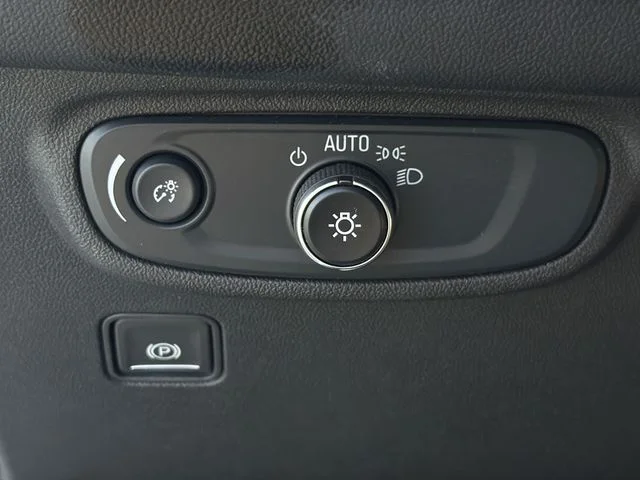 Used 2024 White GMC SLE image 31