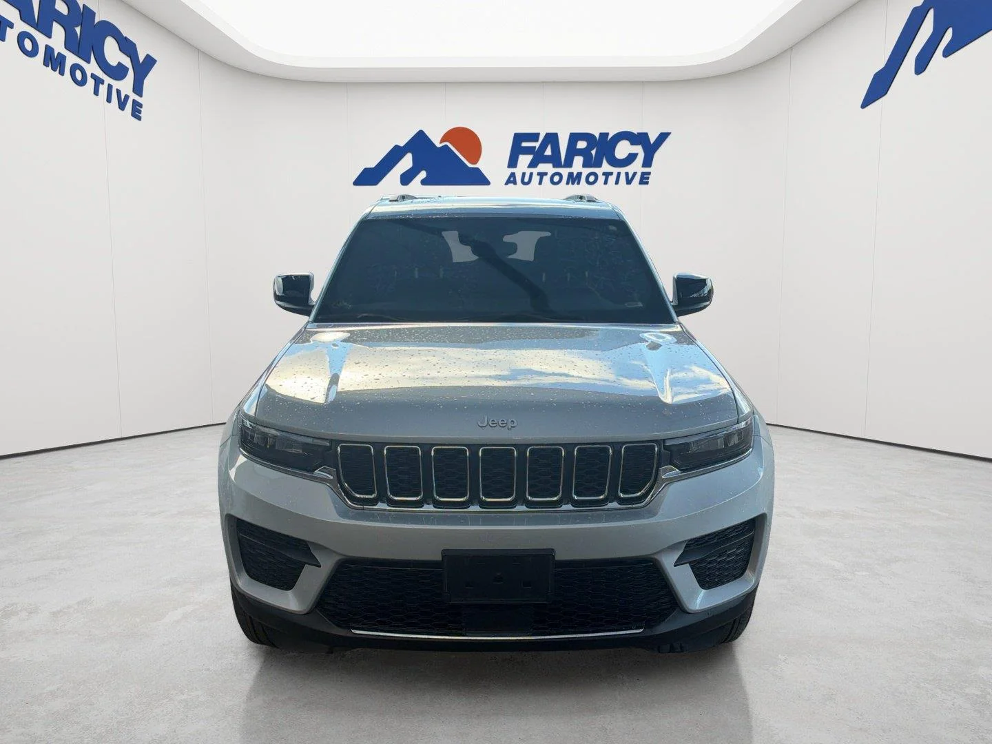 Used 2024 Silver Zynith Jeep Laredo X image 2