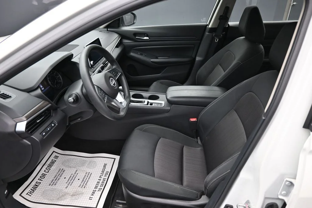 Used 2025 White Nissan 2.5 SV image 11