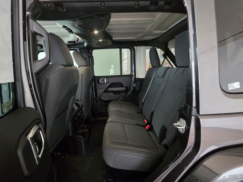 2025 Jeep Wrangler 4-Door Sahara - Photo 15