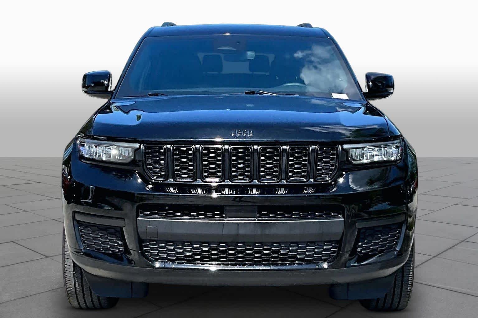 Used 2023 Diamond Black Crystal Pearlcoat Jeep Altitude image 4